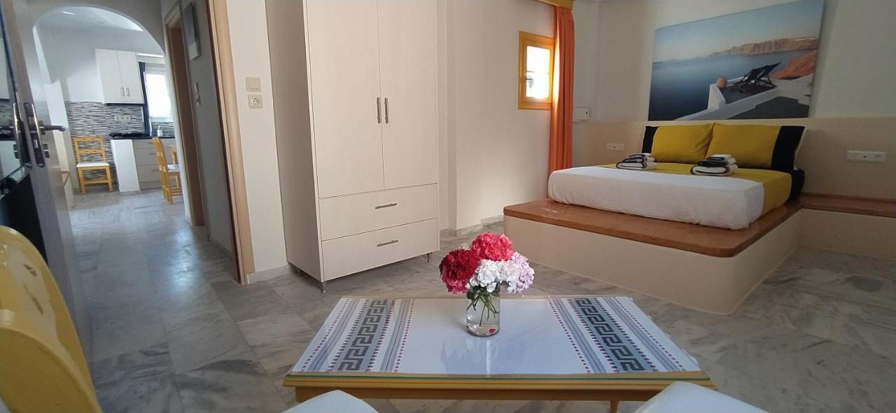 Chariot Apartments Kamári Habitación foto
